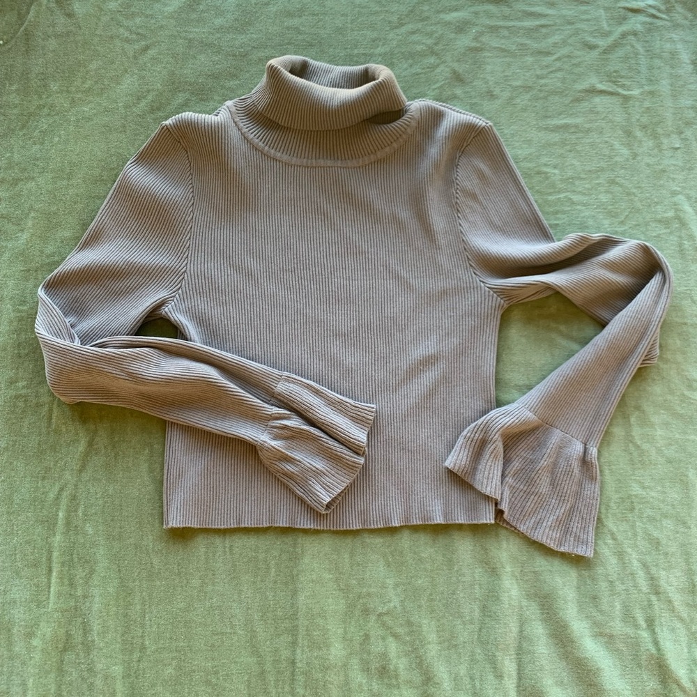 Cropped Turtle Neck Ribbed Shirt - Picture 2 of 11